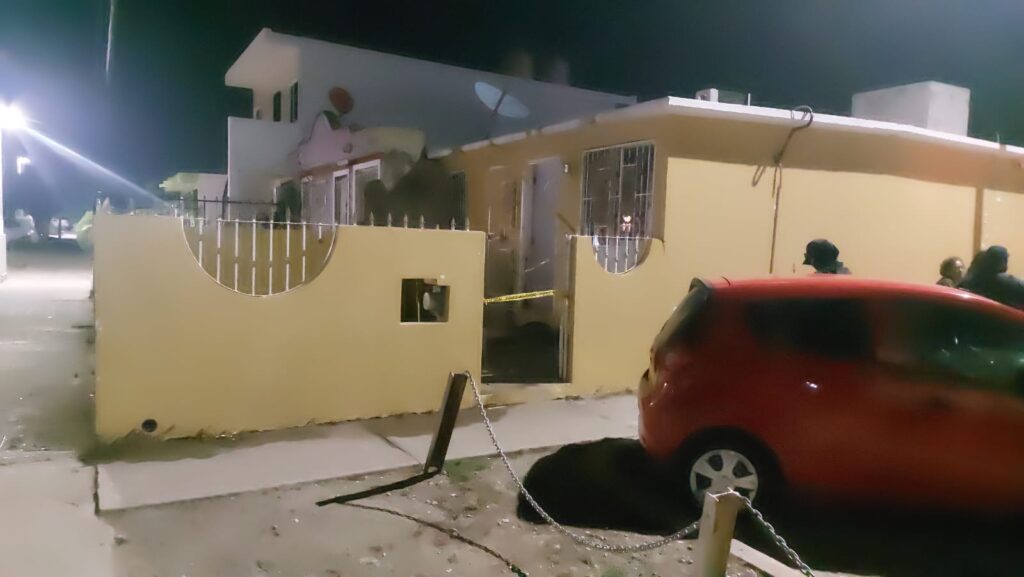 Vivienda en la que ocurrió a agresión con arma blanca que dejó a un hombre muerto y una mujer herida