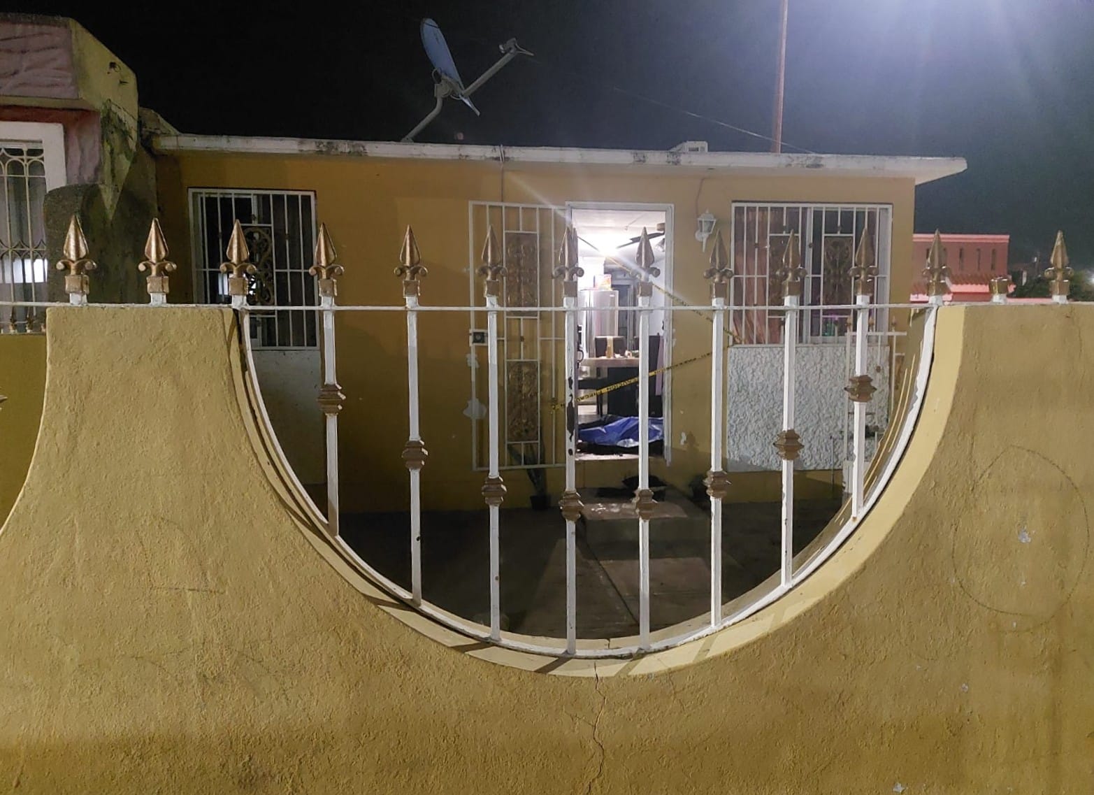 Vivienda acordonada en donde quedó el cuerpo sin vida de un hombre en la entrada.