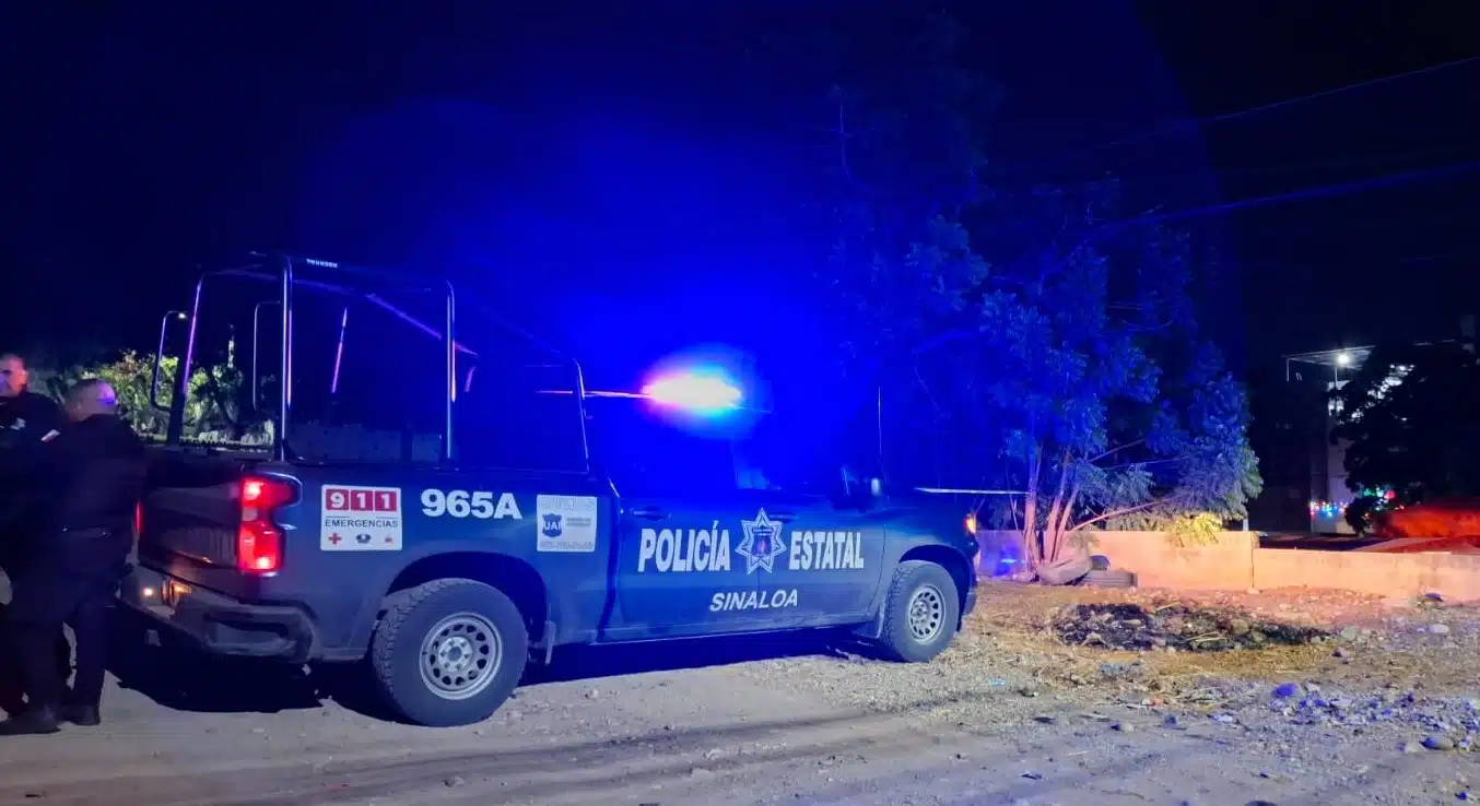 Policía Estatal Preventiva (PEP) arribaron al lugar donde se reportó la presencia del cuerpo de un hombre asesinado