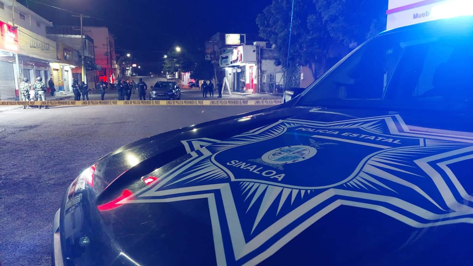 La Policía Estatal Preventiva resguarda el sitio donde una camioneta con balazos fue abandonada