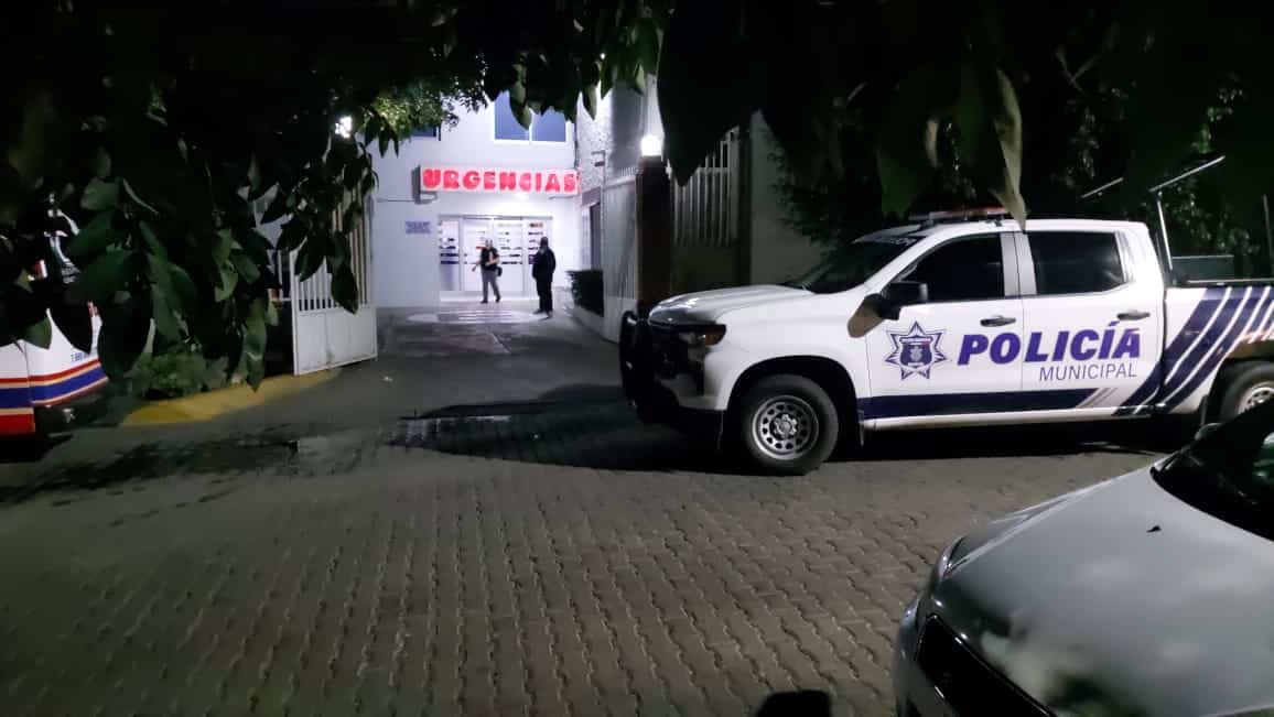 Elementos preventivos de la policía de Mazatlán resguardan una clínica de la ciudad