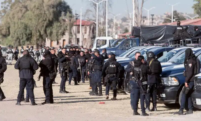 Policias en operación limpieza