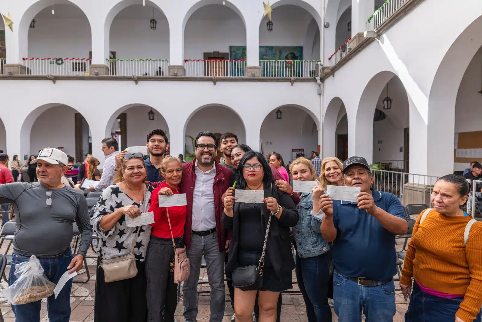 Alcalde Juan de Dios Gámez entregando cheques del Programa de Apoyo Económico Emergente.