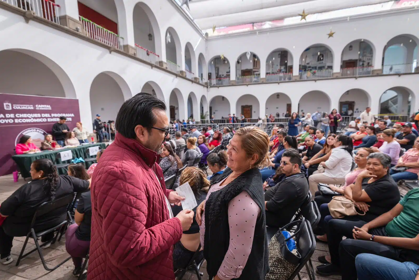 Alcalde Juan de Dios Gámez entregando cheques del Programa de Apoyo Económico Emergente.