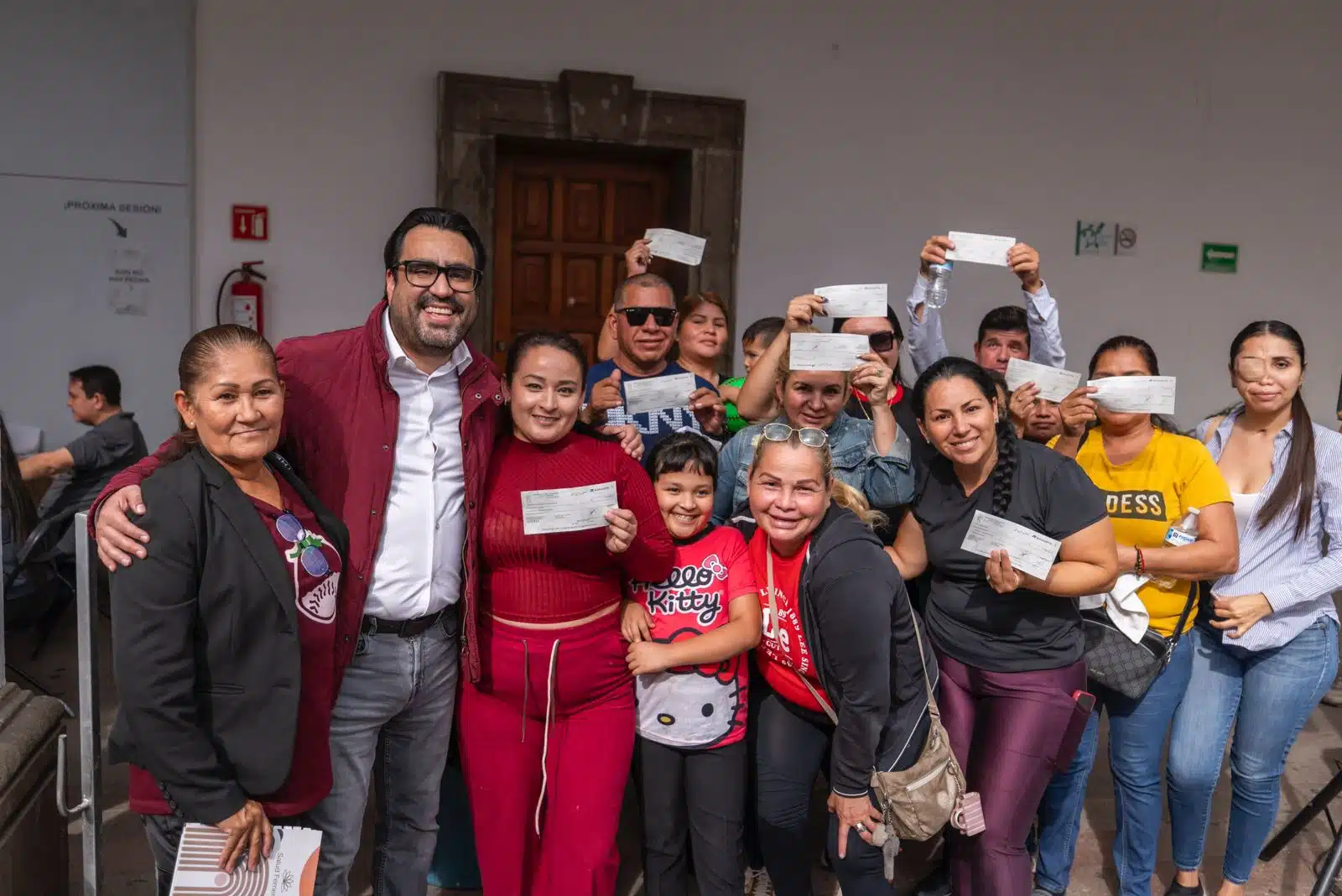 Alcalde Juan de Dios Gámez junto a comerciantes, emprendedores y vendedores en la vía pública de Culiacán.