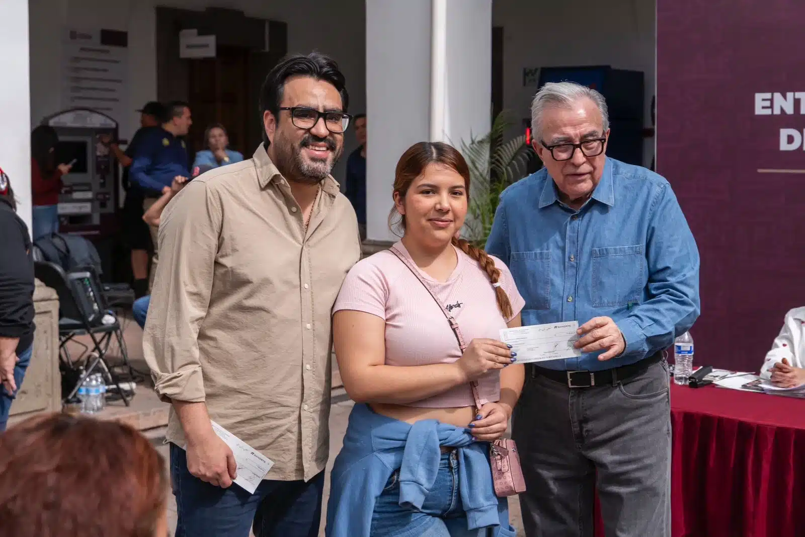 Alcalde Juan de Dios Gámez y el gobernador Rubén Rocha Moya entregando cheques del Programa de Apoyos Económicos Emergentes.