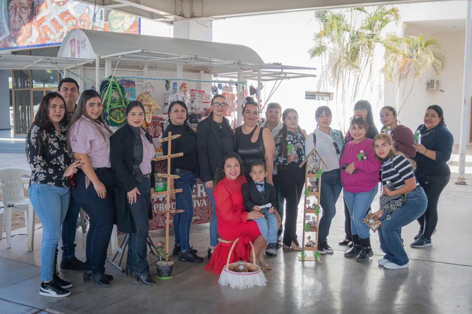 Mujeres emprendedoras exhibiendo su negocio