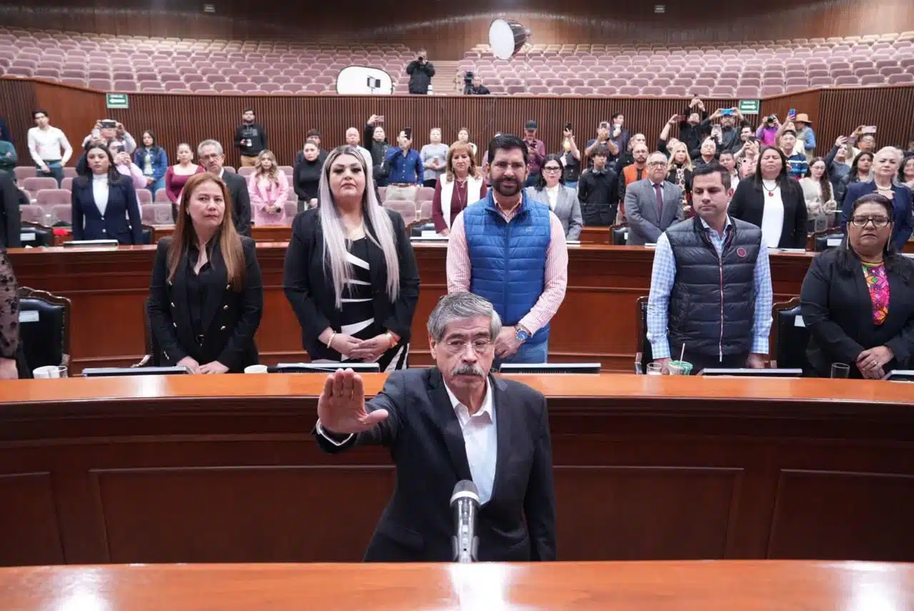 Óscar Loza rinde protesta como el nuevo titular de la Comisión Estatal de Derechos Humanos