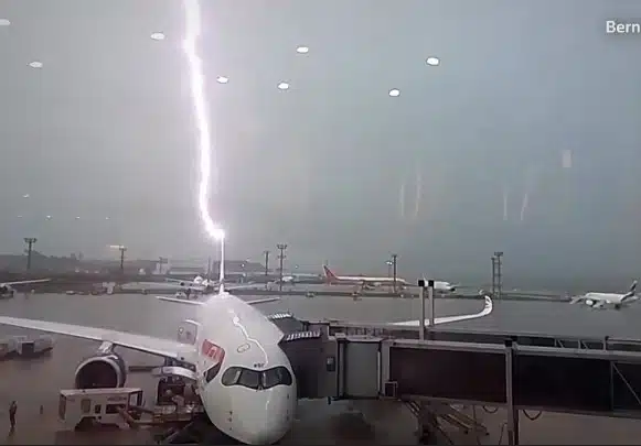 VIDEO: Impactante momento en que un rayo golpea un avión en aeropuerto de Brasil