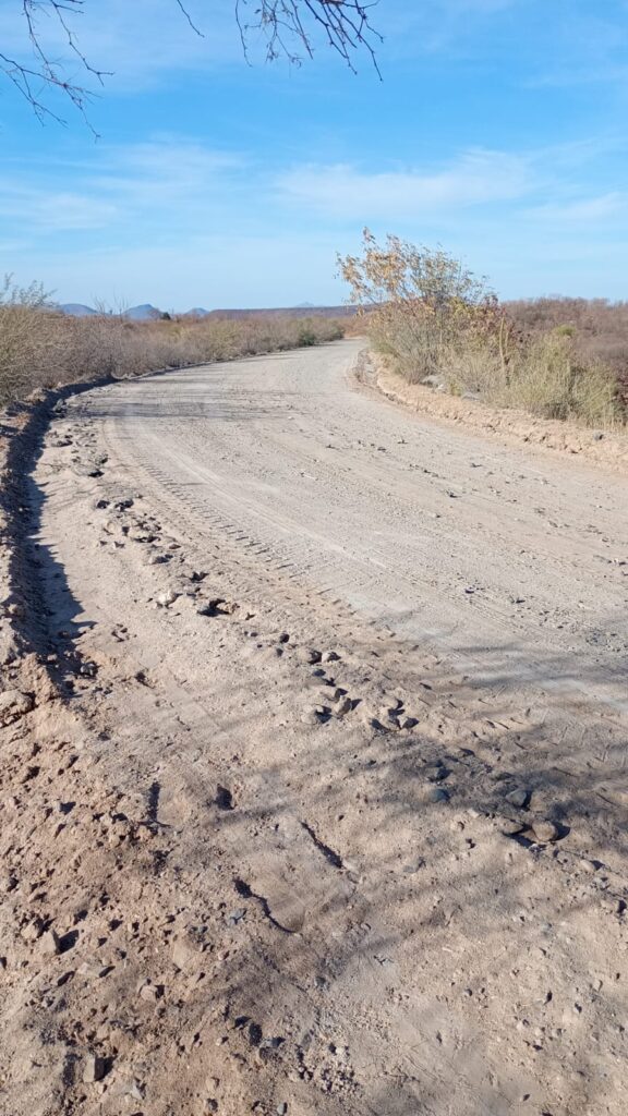 Rehabilitan caminos en la zona rural y urbana de El Fuerte