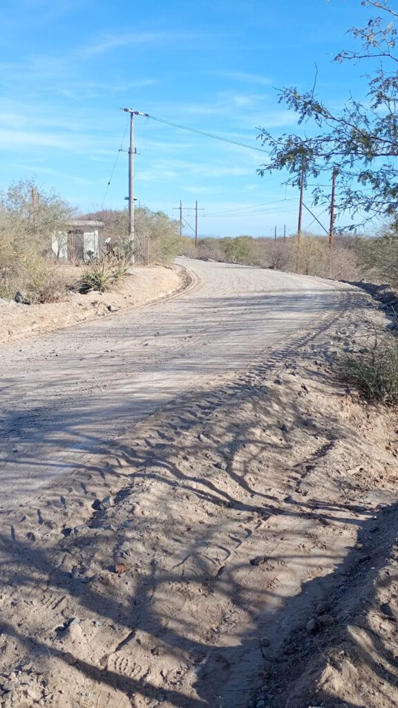 Rehabilitan caminos en la zona rural y urbana de El Fuerte