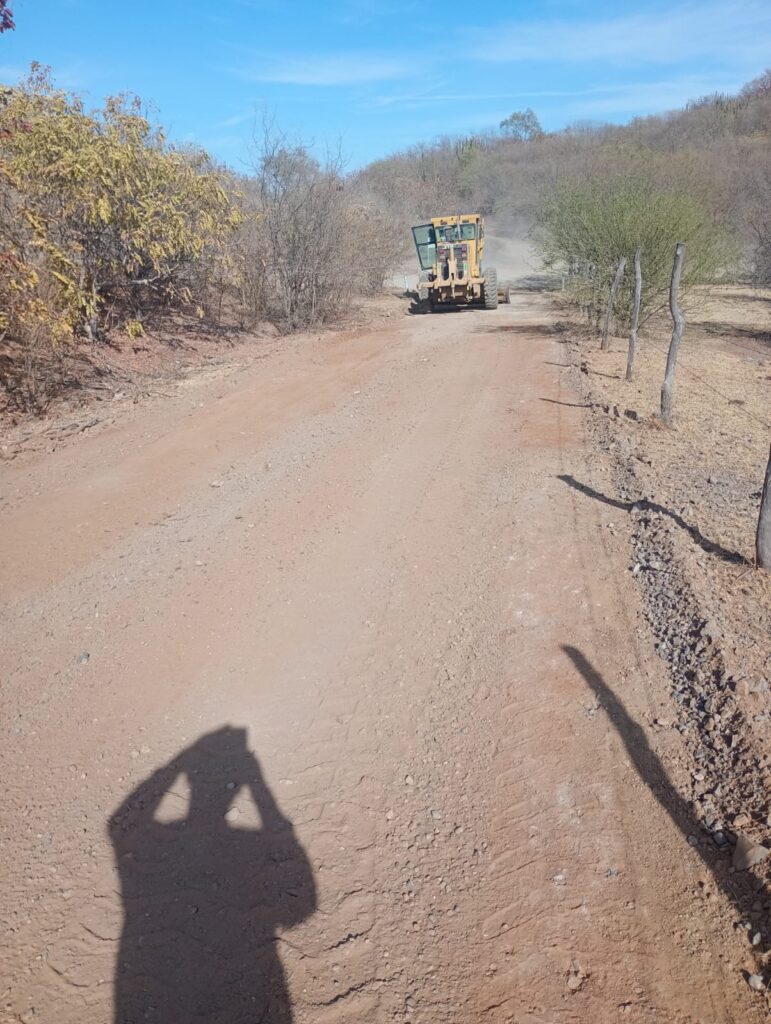 Rehabilitan caminos en la zona rural y urbana de El Fuerte