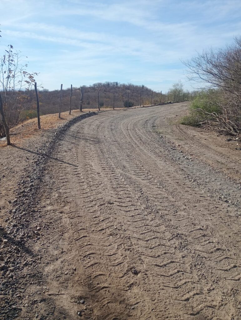 Rehabilitan caminos en la zona rural y urbana de El Fuerte