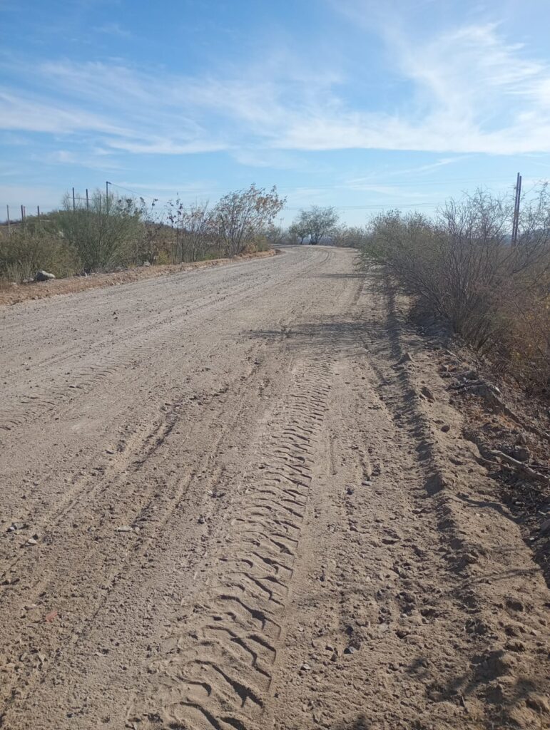 Rehabilitan caminos en la zona rural y urbana de El Fuerte