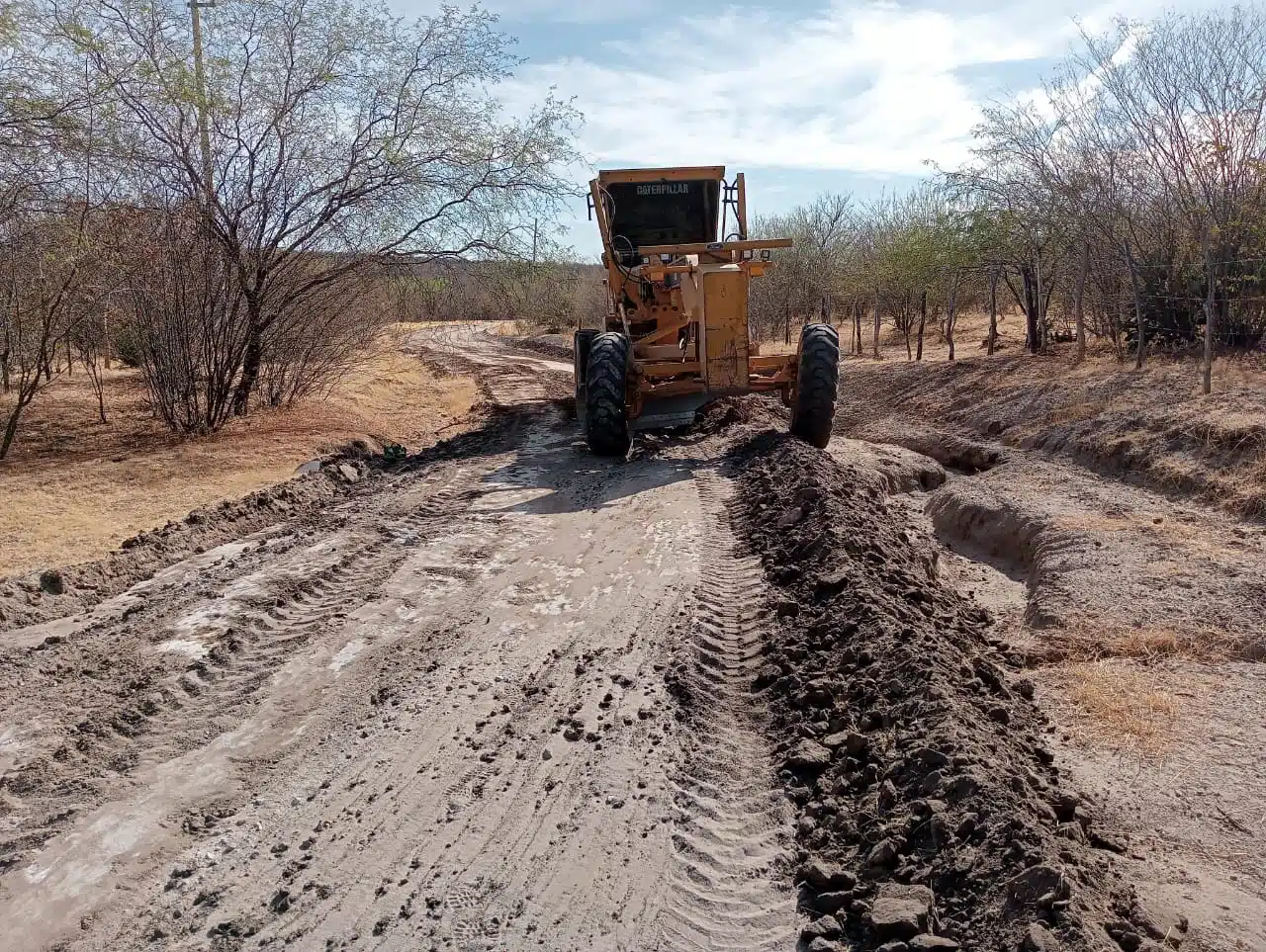 Rehabilitan caminos en la zona rural y urbana de El Fuerte