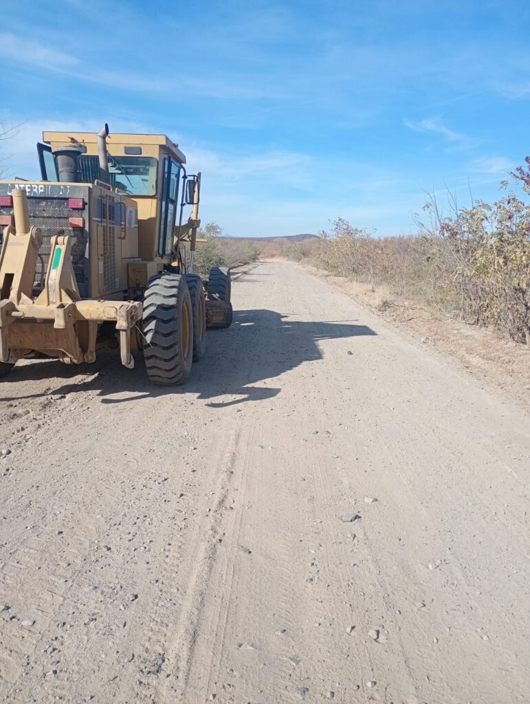 Rehabilitan caminos en la zona rural y urbana de El Fuerte