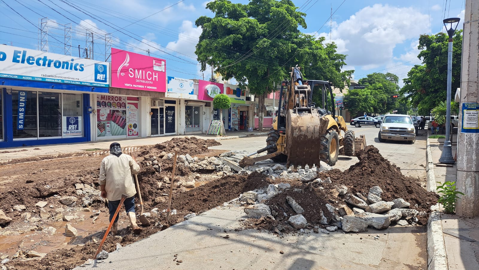 Trabajo de reparación de la calle Cuauhtémoc, entre Zaragoza y Carrasco, en Guasave