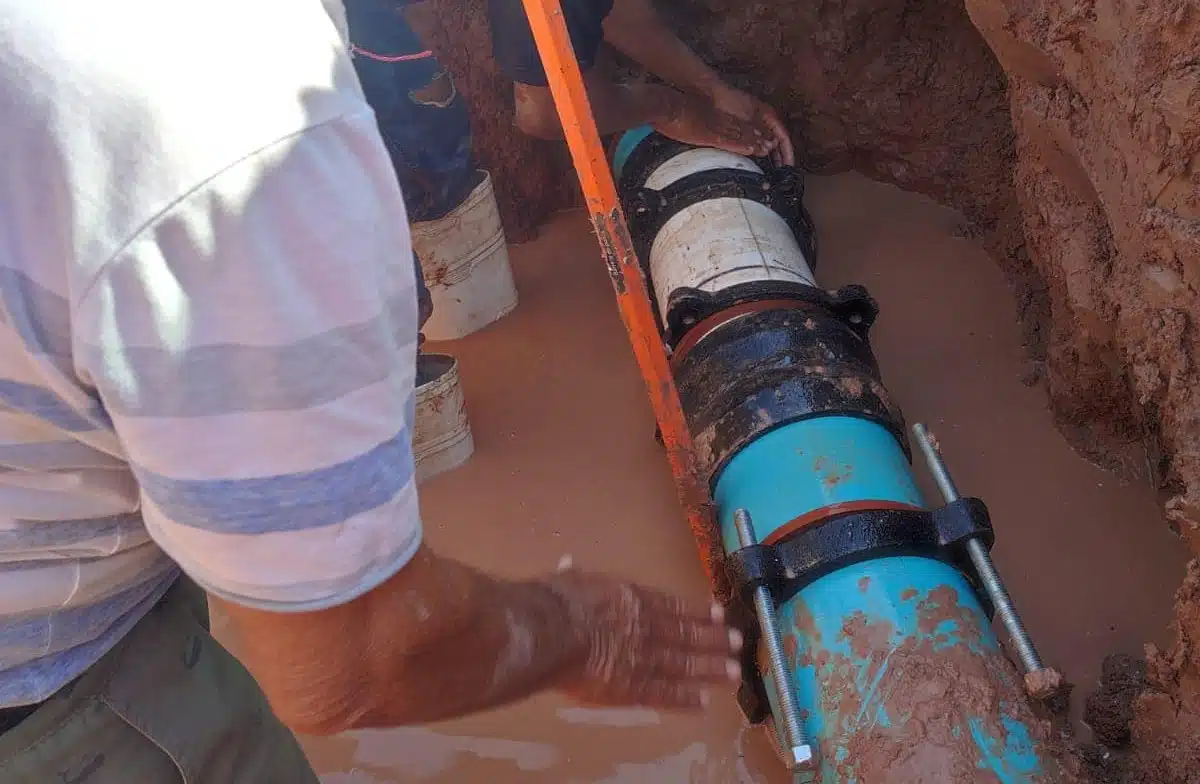 Reparación de tubería de agua potable y alcantarillado 