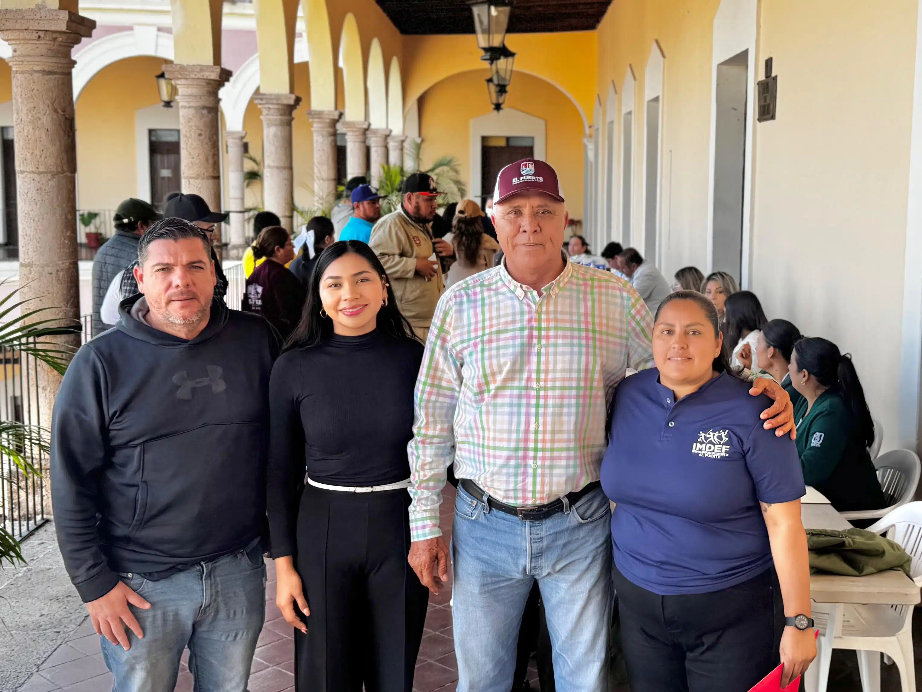 Alcalde Gildardo Leyva junto a los organizadores de Reto Mágico 2025.