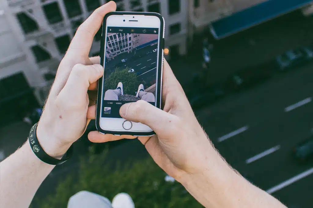 Persona sosteniendo su celular para grabar un aparente reto viral de redes sociales.