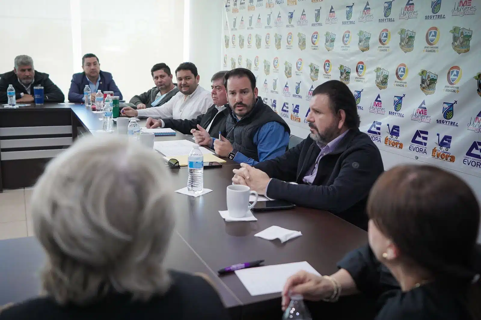 Ricardo Velarde Cárdenas durante reunión con empresarios y líderes camarales del Évora