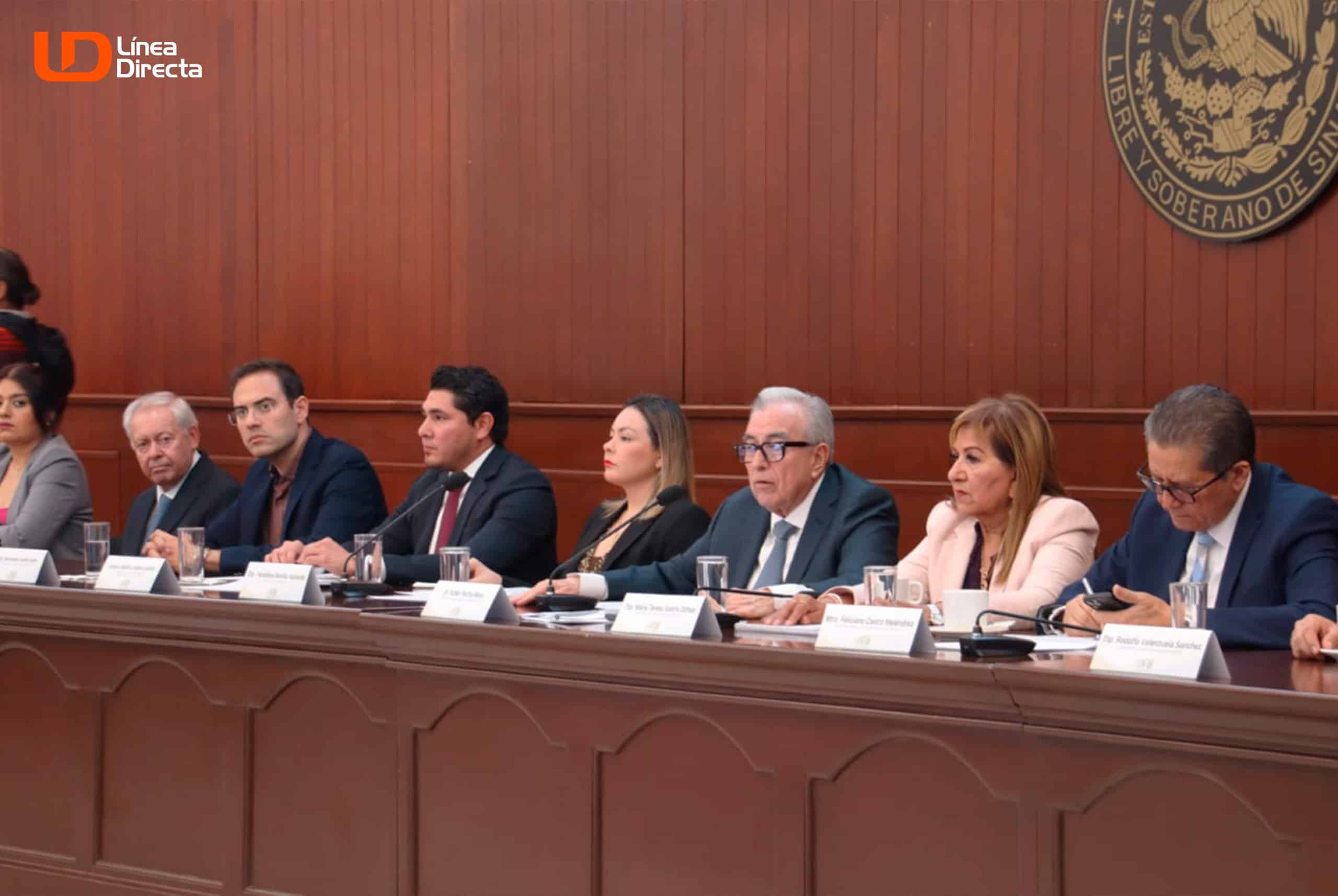 Rubén Rocha Moya junto a diputados