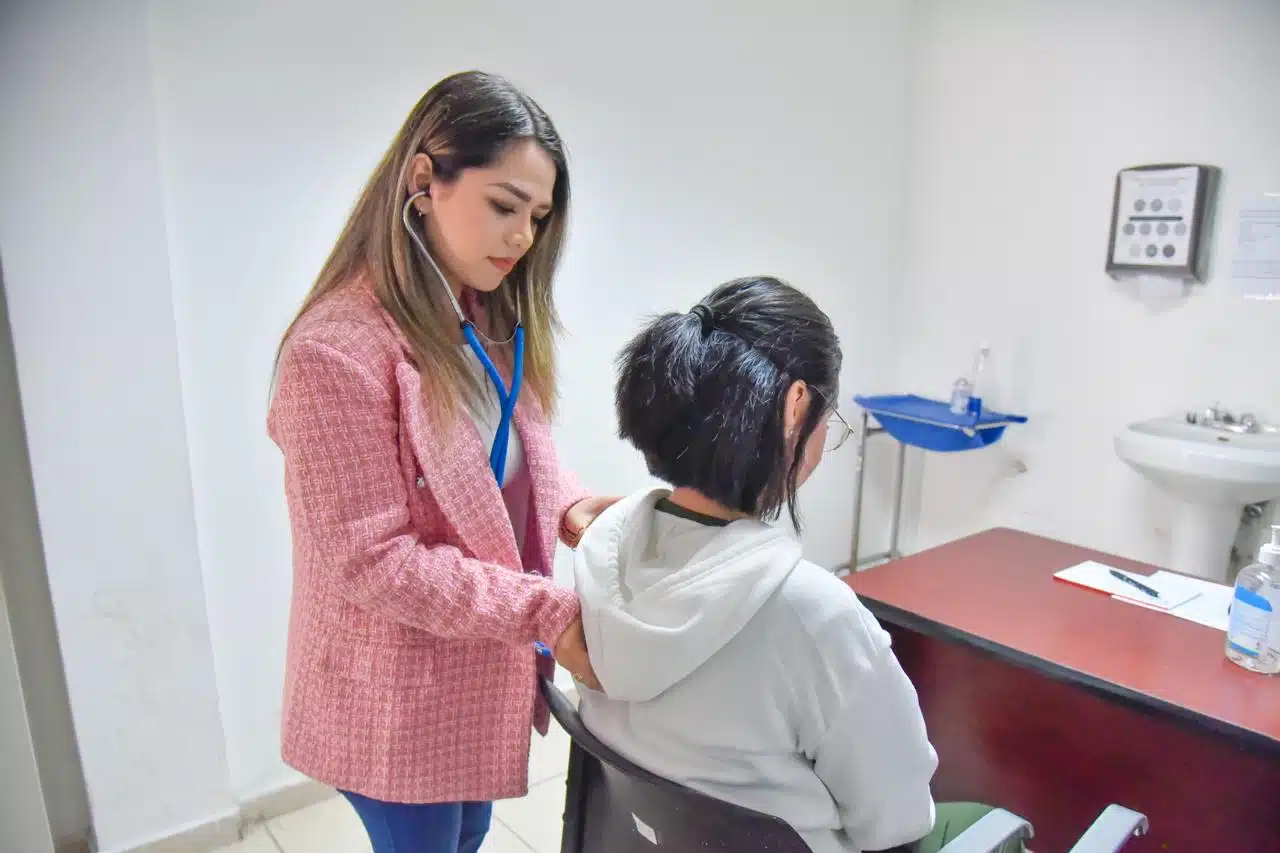 Directora de Salud Ahome consultando a una persona.