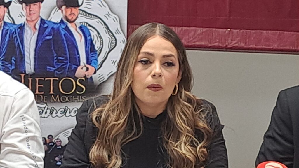 Sarahí Benítez Morales, directora de Turismo de Elota, en la conferencia de prensa de la séptima Expo Feria del Ostión 2025 en el municipio