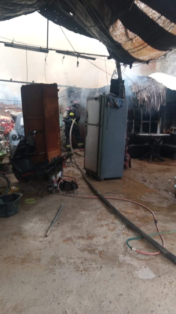 Se incendia taller mecánico en la colonia Hacienda Urías, Mazatlán