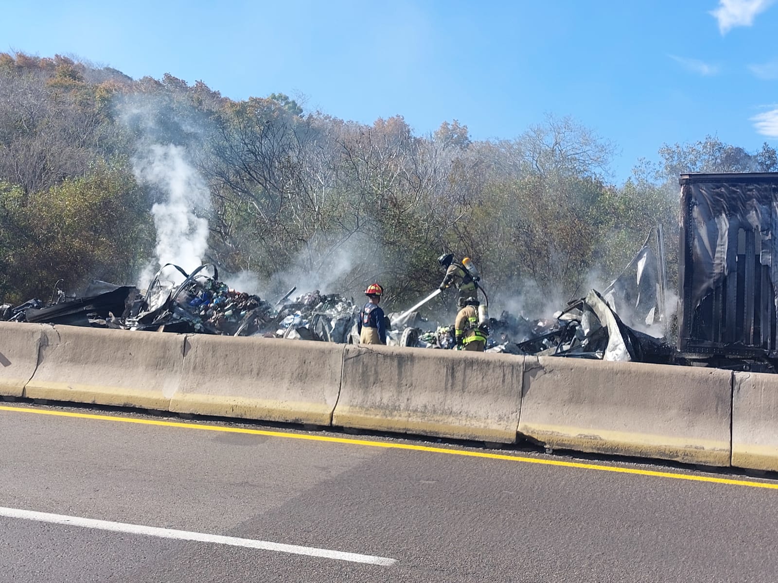 Se incendia trailer autopista Mazatlán Culiacán