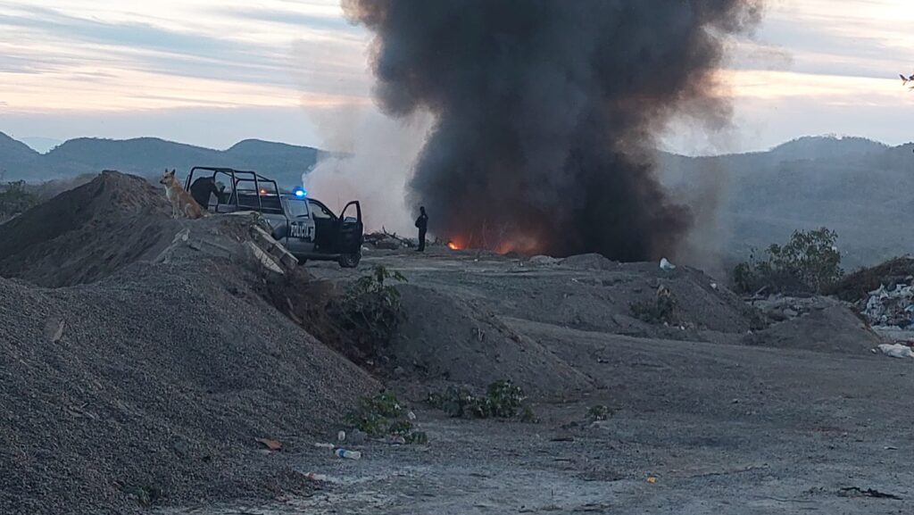 Se registra fuerte incendio en terreno que sirve como tiradero de basura y escombro en Mazatlán