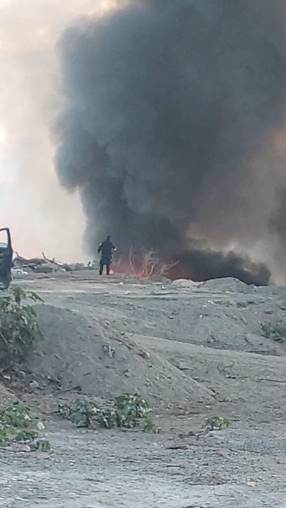 Se registra fuerte incendio en terreno que sirve como tiradero de basura y escombro en Mazatlán