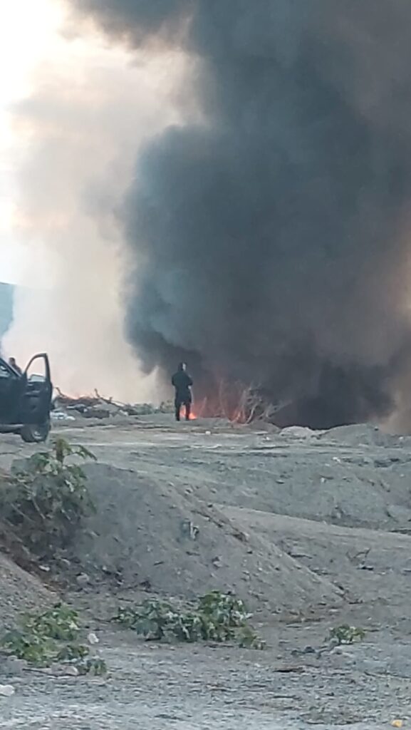 Se registra fuerte incendio en terreno que sirve como tiradero de basura y escombro en Mazatlán