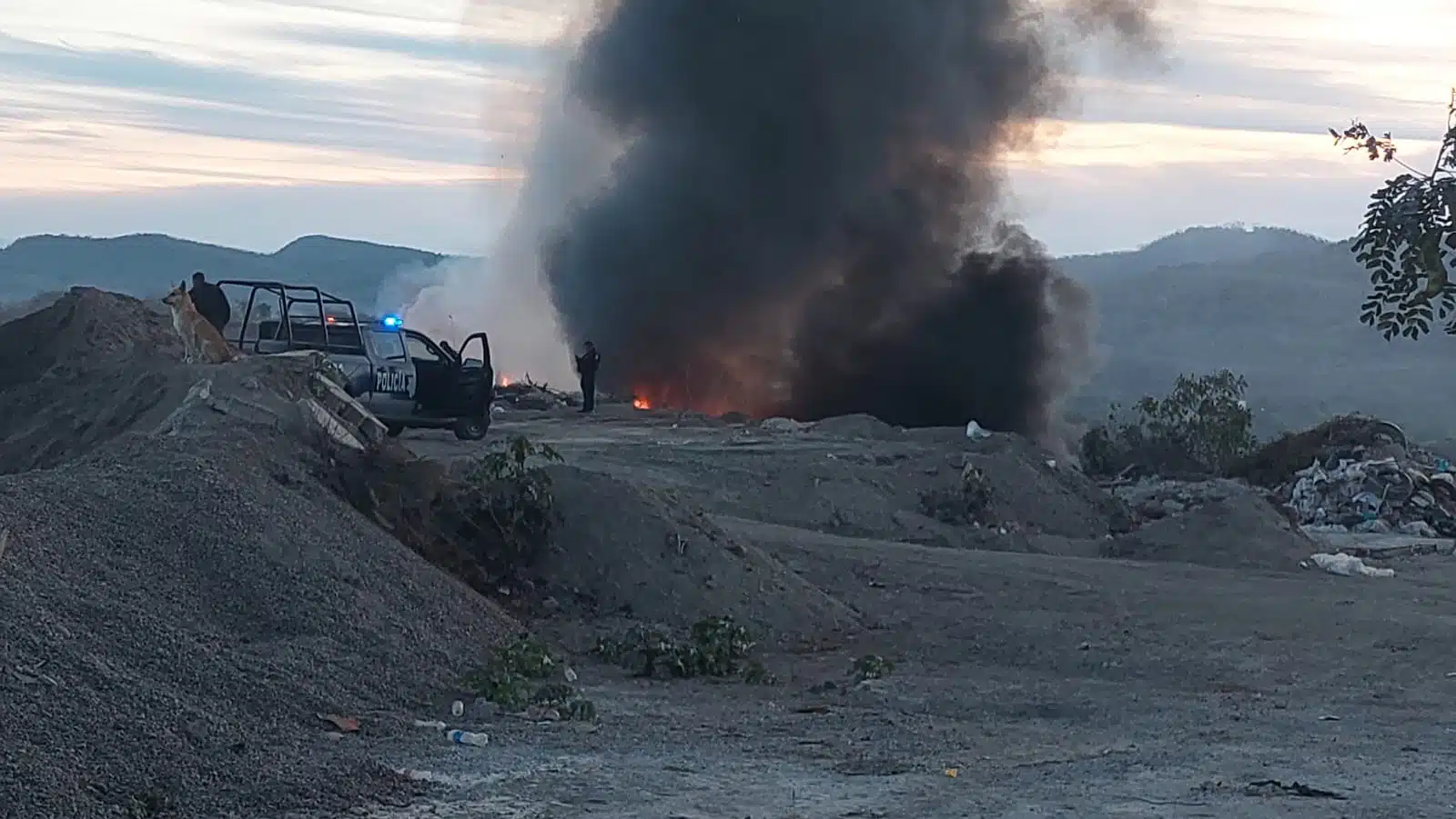 Se registra fuerte incendio en terreno que sirve como tiradero de basura y escombro en Mazatlán