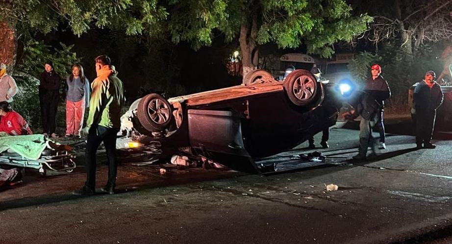 Se registra volcadura en la carretera Los Mochis-Choix