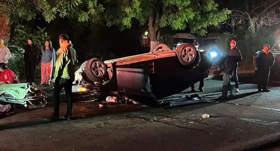 Se registra volcadura en la carretera Los Mochis-Choix