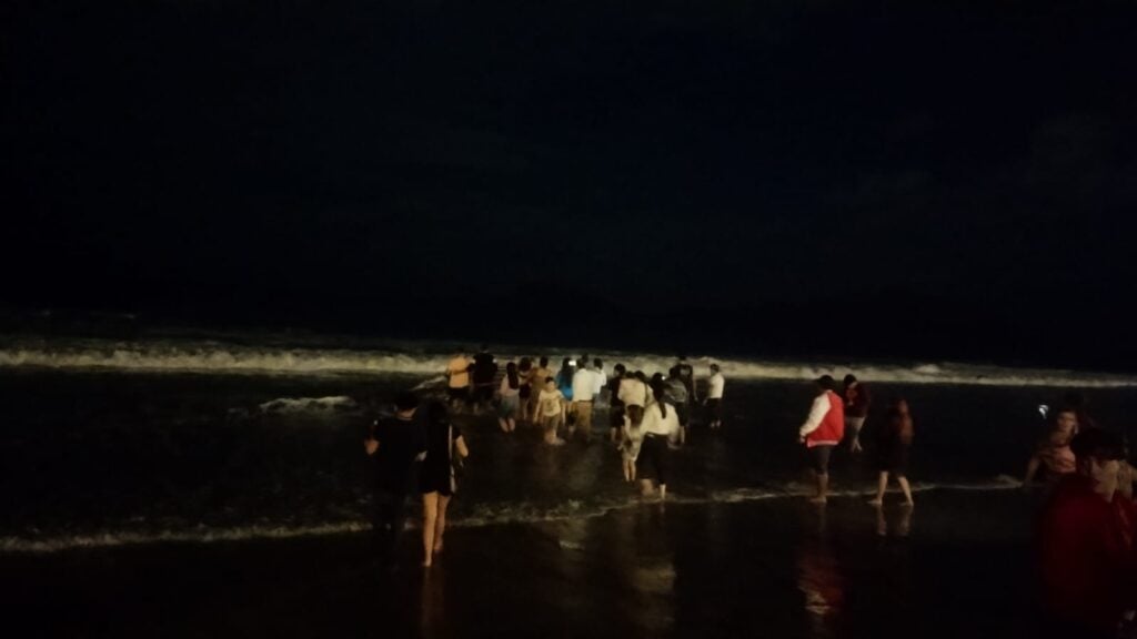 Sepultan a ballena que apareció sin vida enredada en un chinchorro en playas de Mazatlán