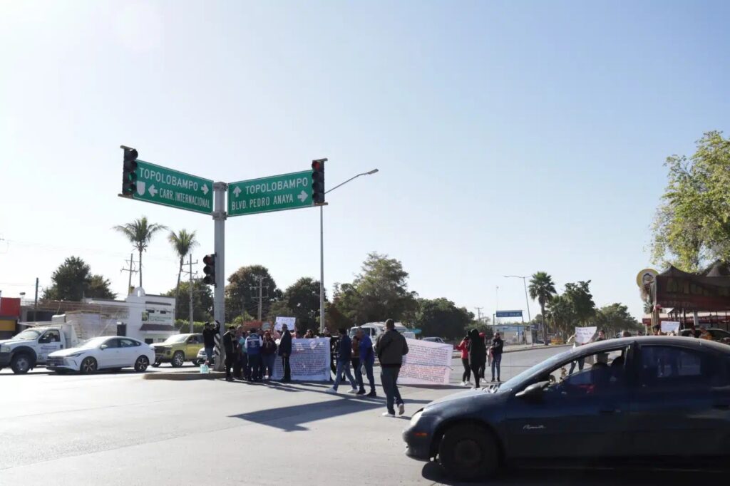 Manifestación de padres de familia en el norte de Sinaloa