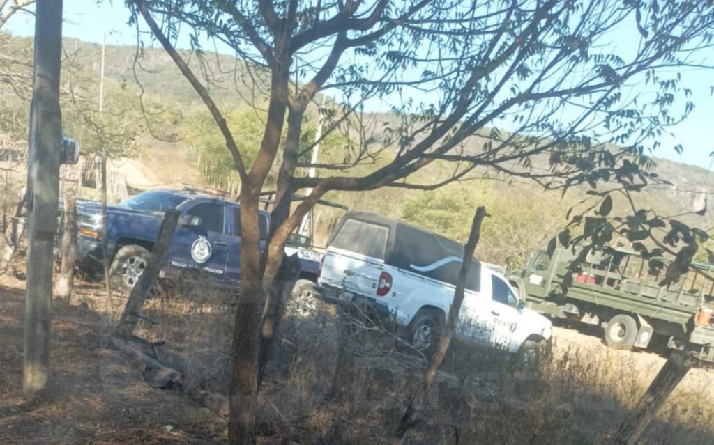 Agentes de la Policía Municipal y militares aseguraron el área tras los reportes de dos hombres muertos como resultado de una balacera en la comunidad de San Marcos de Otatitán