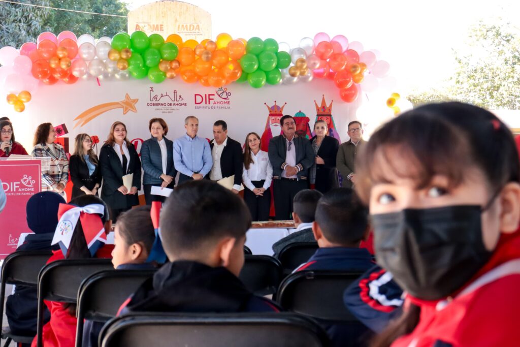 Autoridades en la escuela primaria Gabriel Leyva