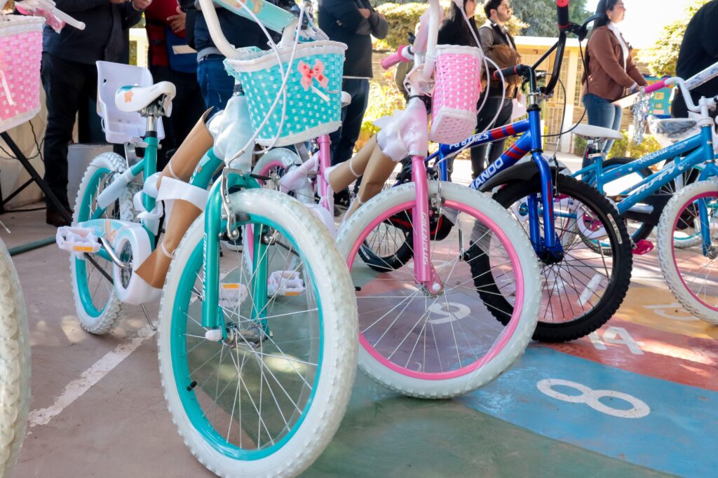 entrega bicicletas en la escuela primaria Gabriel Leyva