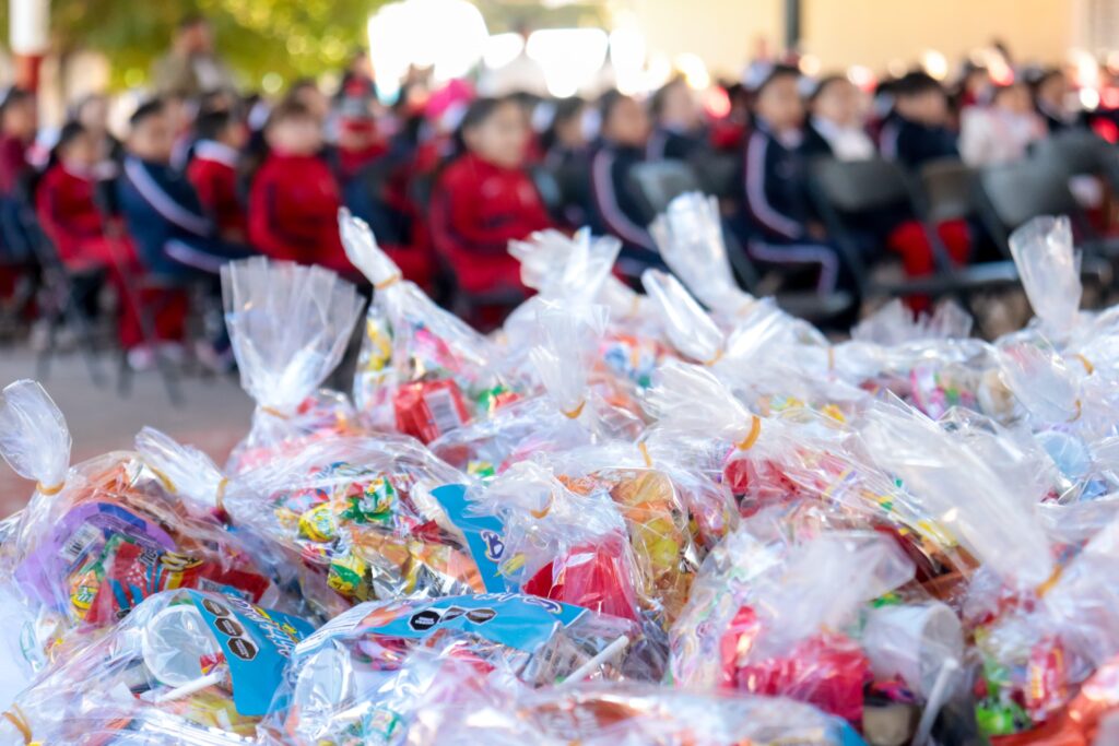 entrega dulces en la escuela primaria Gabriel Leyva