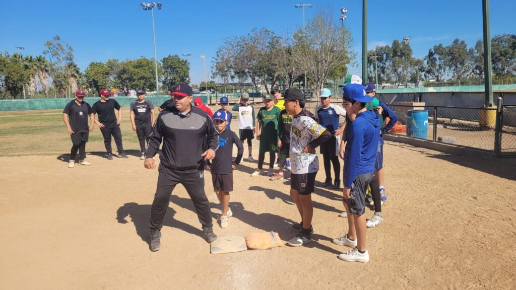 Equipo de Ahome entrenando.