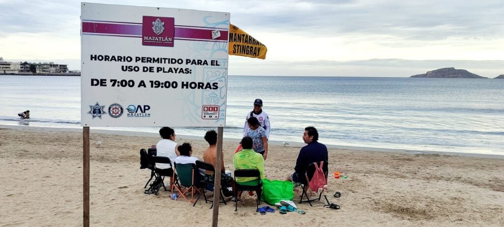 Protección Civil restringe actividades marítimas en la playa de Mazatlán debido a las condiciones climáticas en la región