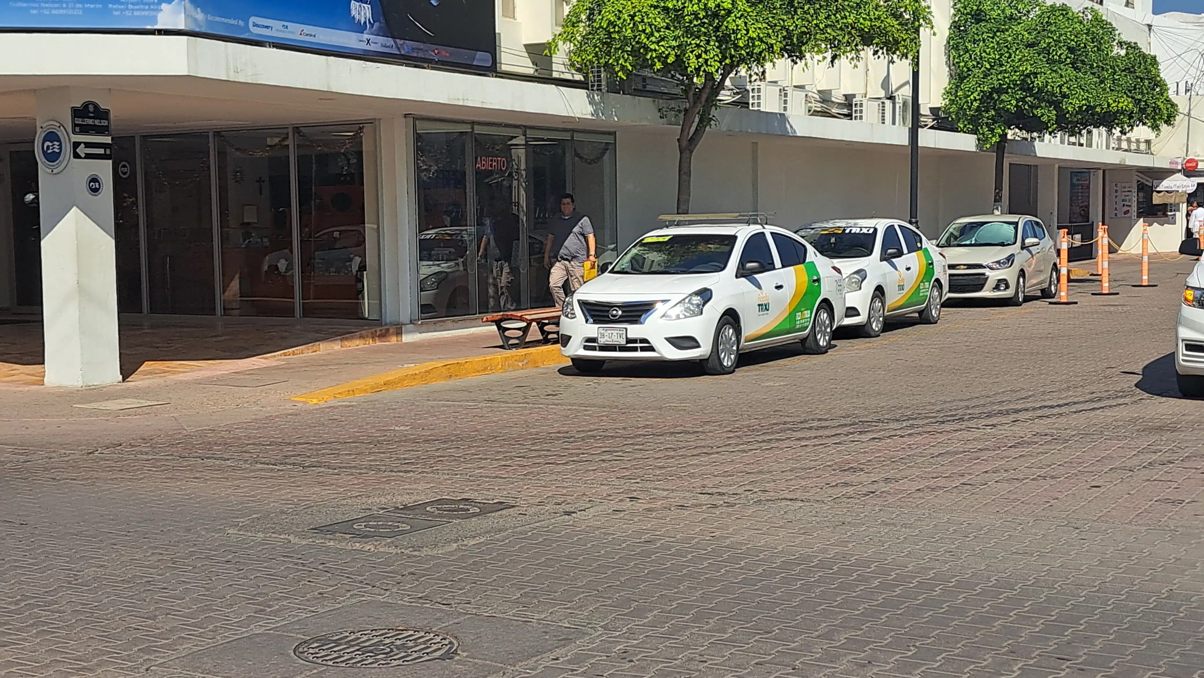 Fila de autos de Eco Taxis Verdes en Mazatlán