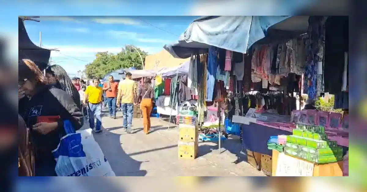 Tianguis dominical en Los Mochis.