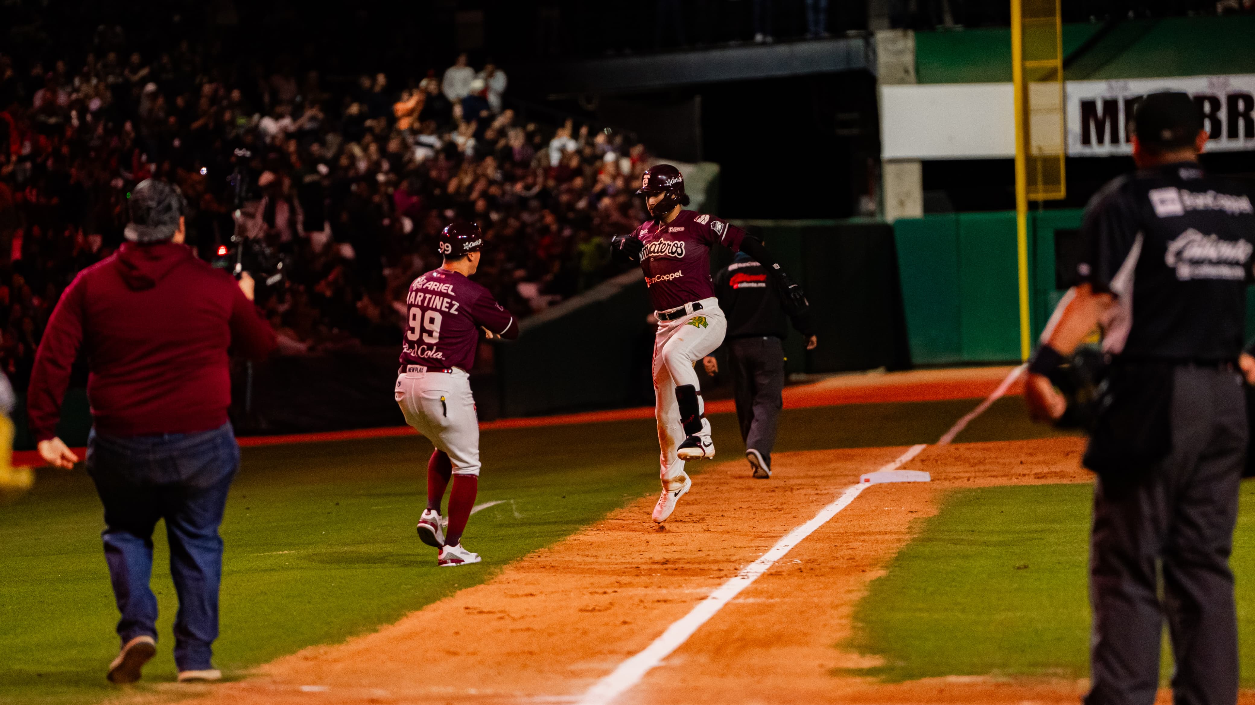 Tomateros de Culiacán celebra triunfo ante Cañeros de Los Mochis