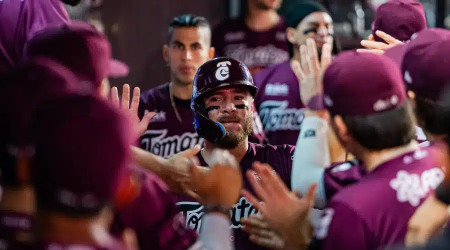 Tomateros de Culiacán celebran su triunfo ante Venados de Mazatlán en el segundo juego de la LMP