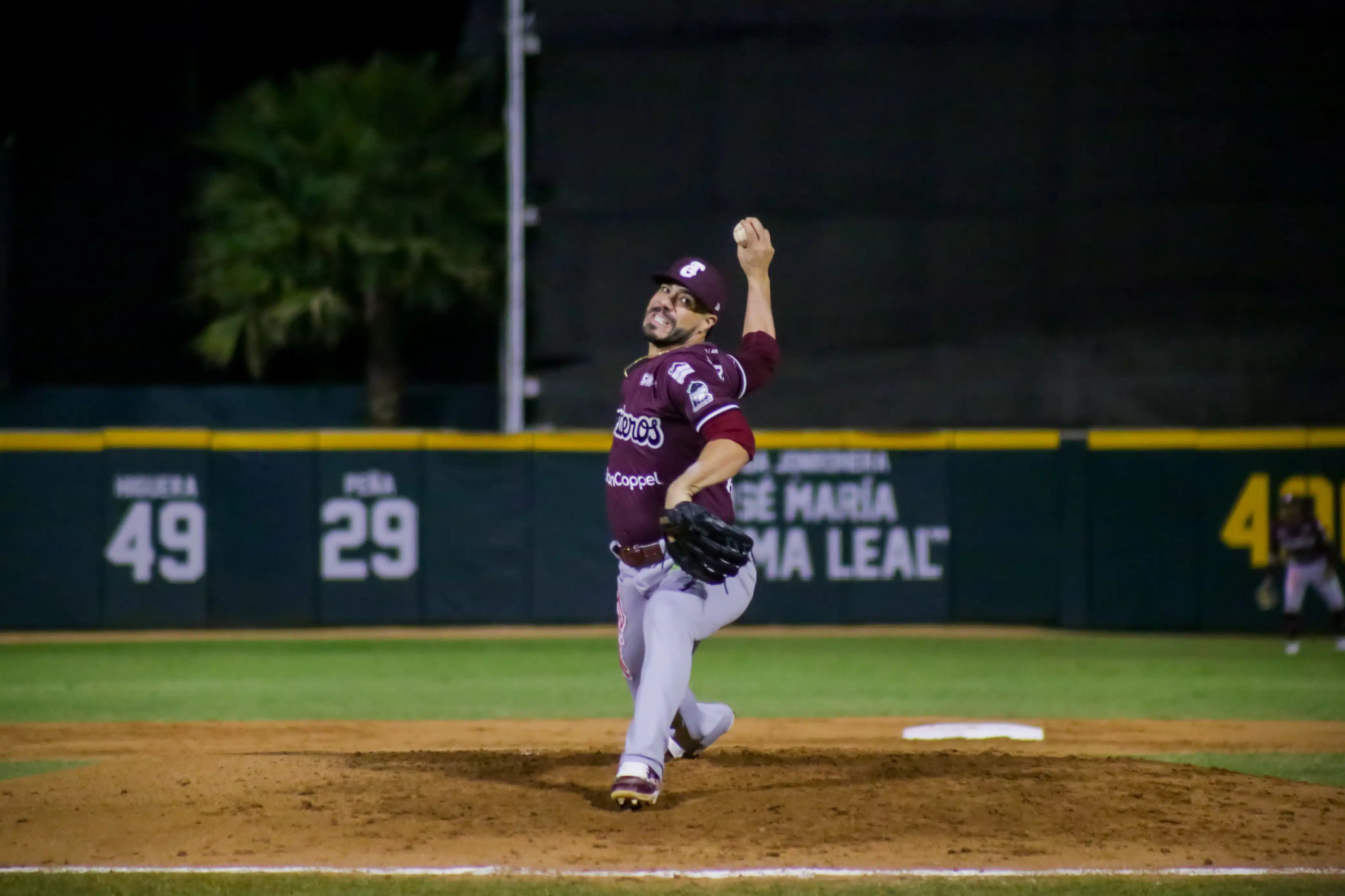 añeros de Los Mochis cae 2-4 ante Tomateros de Culiacán con salida ejemplar de ocho entradas de Manny Barreda