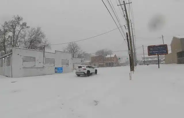 Tormentas invernales en EU superan promedio de nieve y provocan cancelación de más de mil vuelos